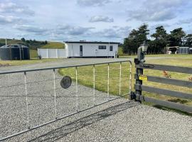 Boutique Tiny House Stargazing & Rural Views، فندق في Parore