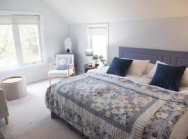 Gypsy by the Lake Bed and Breakfast, hotel em Sutton