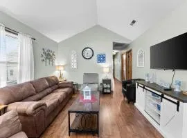 Modern 3BR Condo with BBQ Grill, Outdoor Shower and Reserved Parking
