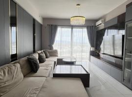 Apartemen SkyHouse 3 BR Bristol 10th Floor, Hotel in Samporo