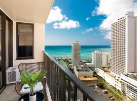Breezy condo with pool & beach access, hotel a Honolulu