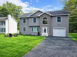 Luxury Retreat with Jacuzzi, Fire Pit and Playroom