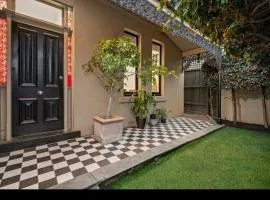 Private quiet bedroom with ensuite and parking, Chapel St, Sth Yarra