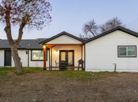 3BR Home with Patio and Grill Sleeps 6 Comfortably, hotel v destinaci San Antonio