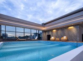 Phoenix Sky Pool Hotel-Newly Opened 2026 Free Pick-up Service Rooftop Infinity Pool Kids Playground On-site Café Near Fenghuang Scenic Area, hotel en Fenghuang