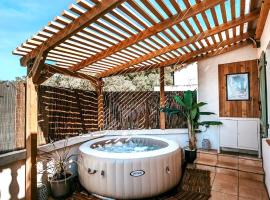 Au coeur des oliviers avec son jacuzzi: Rognac şehrinde bir otel