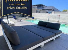 Villa avec piscine chauffée privée, hotel v destinaci Melun