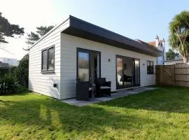 Villa Maria Southbourne - 2 Mins to Beach - Coastal - Dog-Friendly - Modern Luxury - Large Private Garden - Private Access - Parking