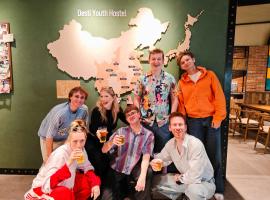 Qingdao Desti Youth Hostel-24H Reception&English Service& Cafe& Bar& Luggage Storage& Large Public Area, hotel v destinaci Čching-tao