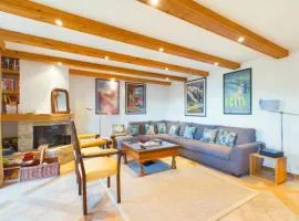 Crans-Montana High-End Alpine Apartment with 3 Bedrooms & Sunny Terrace