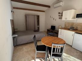 Nouveauté studio sur les hauteurs., hotel a Robion en Luberon