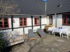 Boots and Bikes B&B, hotel u gradu 'Neksø'