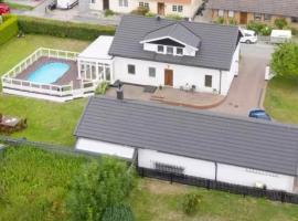 House with pool, hotel in Arlöv