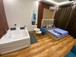 Luxury Studio with Jacuzzi Gaur City Center
