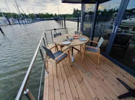 Seeadler Hausboot Deine Auszeit auf dem Wasser Hausboot festliegend mit 360Grad Dachterrasse, 2 Badezimmer, 2 Hunde