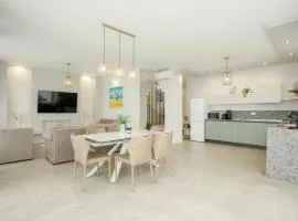 Luxury 3 bedroom villa with Private pool, jacuzzi and sea view