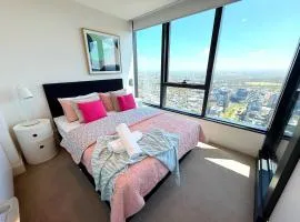 Family-Friendly 2BR Melbourne CBD Skyline View
