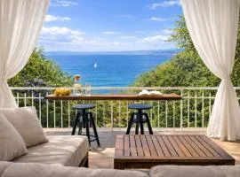 Grand Seaview Retreat - walk to the beach