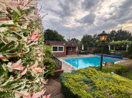 The pool house, Hotel in Bedford