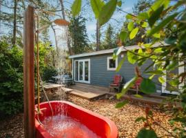 Lodge LØUA - Luxe Boshuisje met verwarmd Buitenbad, Hotel in Nunspeet