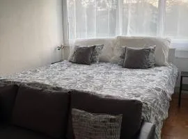 Chambre calme et confortable, avec vue sur Parc, salle de bain et cuisine à disposition