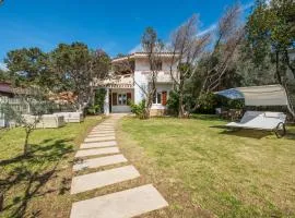 Stunning Villa - private garden - front beach- free parking