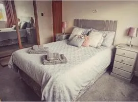 Near beach - Garden - Pets - Parking - Sleeps 4