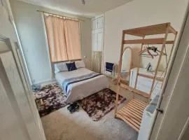 Warm & Welcoming 2-Bed Flat with free parking