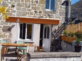 chaleureuse maison entièrement rénovée, Hotel in Brezons