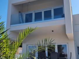 Vacation home Labudica near Šibenik, 3 sobe, khách sạn ở Raslina