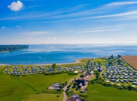 Vikær Strand Camping & Cottages, hotel a Diernæs