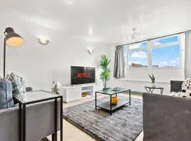 Cozy work-ready home near City Centre with Netflix and Parking