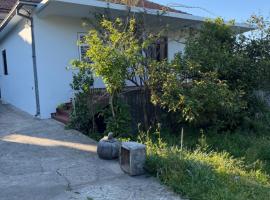 Renovated Two bedroom house in charming Gošići next to Tivat, hotel a Gošići