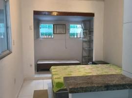 Casa inteira 2 quartos, suite ar, 2 banheiros, home office, estacionamento, 4 pessoas próx praia Itaúna, Hotel in Saquarema