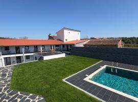 Ribeirinha, hotel u gradu Lousa
