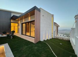 Luxury smart home in quiet neighborhood, hotel a Ţāb Kirā‘