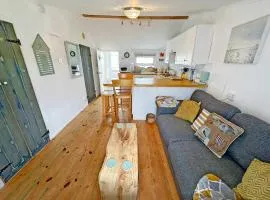 Cosy chalet by the sea