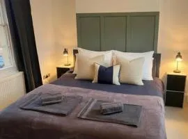 Cosy Townhouse in Central Leamington with parking