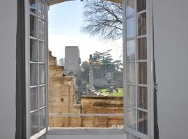 Holiday in Arles -Appartement du Théâtre Antique, hotel near Arles Amphitheatre, Arles