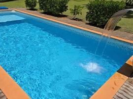 Sítio Encanto Singelo - Casa completa em condomínio com piscina aquecida e área gourmet, hotel a Funilândia