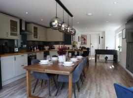 Cosy Home; New Refurbished Home and Double Parking, hotel in Earley
