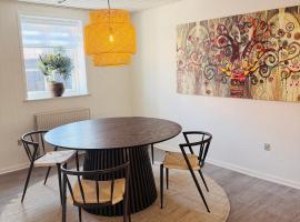 Dejlig hus i hjertet af Varde med egen Terrasse og alt du behøver som håndklæder og sengelinned, hotel em Varde