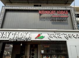 Hotel Midnight Lodging & Boarding, hotel u gradu Panvel