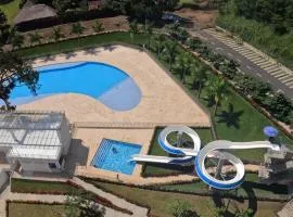 Apartasol familiar con piscinas, toboganes y aire acondicionado