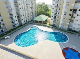 Apto con Piscina y Parqueadero a 15 min Tayrona con NETFLIX, Hotel in Santa Marta