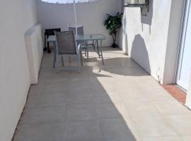 Maison indépendante 30 m2 avec terrasse privée centre ville Marignane, hotel v mestu Marignane