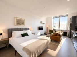 Deer District Studio Apt - One Block from Fiserv and Baird, hotel u gradu Milvoki