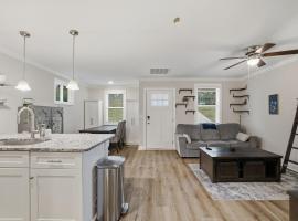 Chic Modern Newton Retreat Steps to Downtown, hotel v mestu Newton