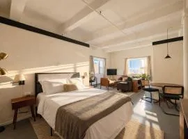 Westown Studio Apt Near Fiserv, Baird, and Theater District