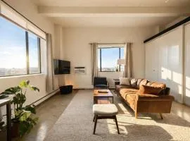 Westown Studio Apt Near Fiserv, Baird, and Theater District